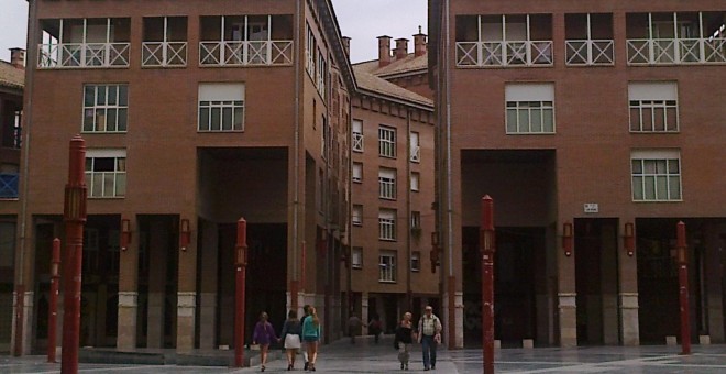Las plazas que compró el consistorio en 1994 se encuentran bajo estos edificios de la plaza San Bruno, contigua a la del ayuntamiento.