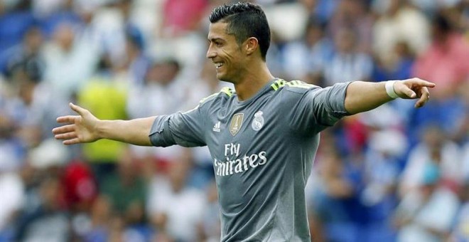 El delantero del Real Madrid, Cristiano Ronaldo, celebra su cuarto gol durante el partido correspondiente a la tercera jornada de Liga, disputado frente al RCD Espanyol en el Power 8 Stadium de Cornellá-El Prat. EFE/Andreu Dalmau