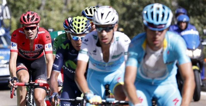 El ciclista holandés del equipo Giant, Tom Dumoulin,el italiano del equipo Astana, Fabio Aru, el colombiano del equipo Movistar, Nairo Quintana y el español del equipo Astana, Mikel Landa, durante la vigesima etapa de la Vuelta a España. EFE/Javier Lizon