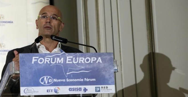 El cabeza de lista de Junts pel Si a las elecciones al Parlamento de Catalunya del 27 de septiembre, Raúl Romeva, durante su participación hoy en el desayuno informativo organizado por Fórum Europa. / ZIPI (EFE)