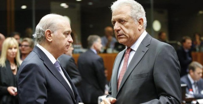 El ministro español del Interior, Jorge Fernández Díaz (izda), conversa con el comisario de Migración, Dimitris Avramopoulos, durante la reunión de los ministros de Justicia e Interior de la Unión Europea (UE) celebrada para abordar la crisis migratoria y