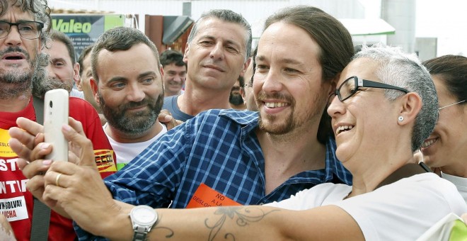El secretario general de Podemos, Pablo Iglesias, se hace un selfie con una seguidora durante la visita a los trabajadores de Valeo en Martorelles (Barcelona). EFE