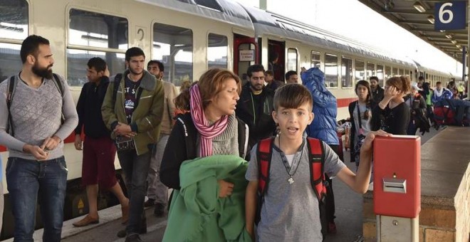 Un grupo de refugiados a su llegada a la estación de trenes de Schönefeld. - EFE
