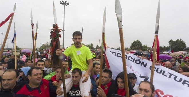 Varias personas llevan a hombros al joven que mató a Rompesuelas en el torneo del Toro de la Vega, en Tordesillas. / EFE