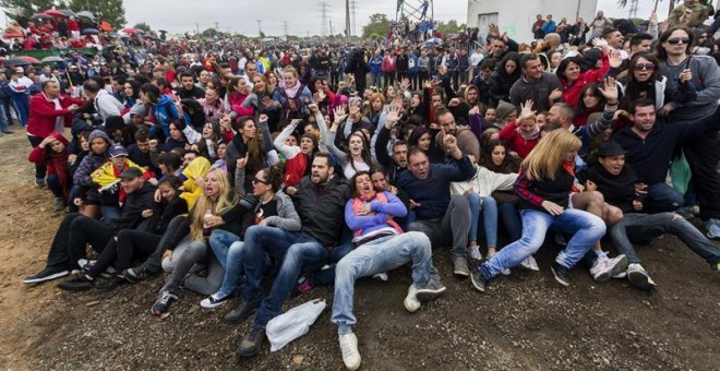 Sentada de los animalistas que protestaron en Tordesillas contra la celebración del Toro de la Vega. / EFE