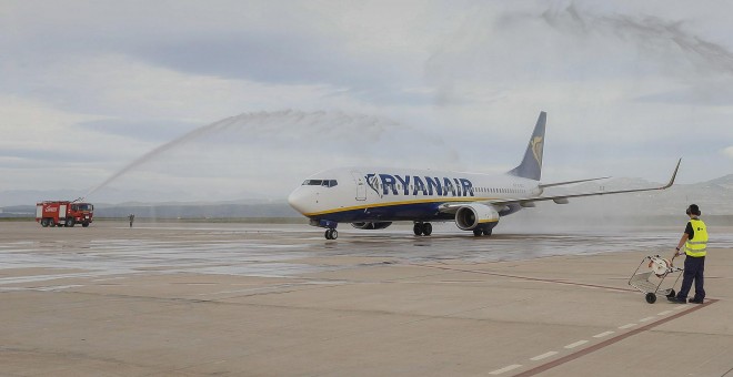 La pista del aeropuerto de Castellón ha recibido esta mañana al primer avión de un vuelo regular en sus casi cuatro años y medio de vida, procedente de Londres y operado por la línea de bajo coste Ryanair. EFE/Doménech Castelló