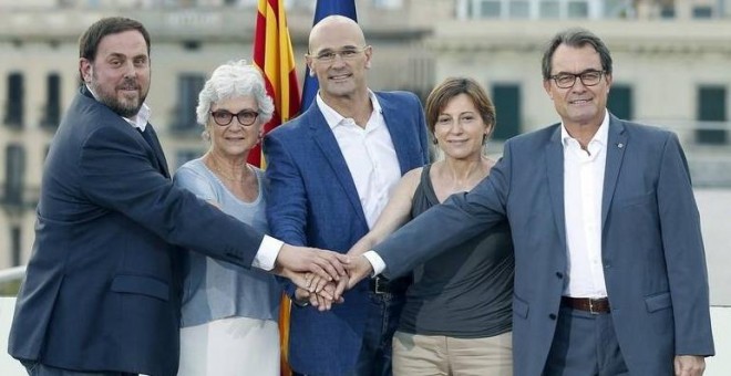 Muriel Casals, con Oriol Junqueras,  Raül Romeva, Carme Forcadell y Artur Mas, en la presentación de la lista de Junts pel Sí. / EFE