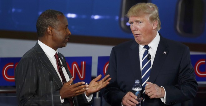 Trump junto al médico Ben Carson, segundo en los sondeos, en un momento del debate. - REUTERS