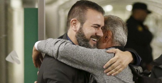 Abdul Mohsen se abraza con el presidente de la escuela nacional de entrenadores de fútbol (CENAFE) a su llegada a Getafe. EFE