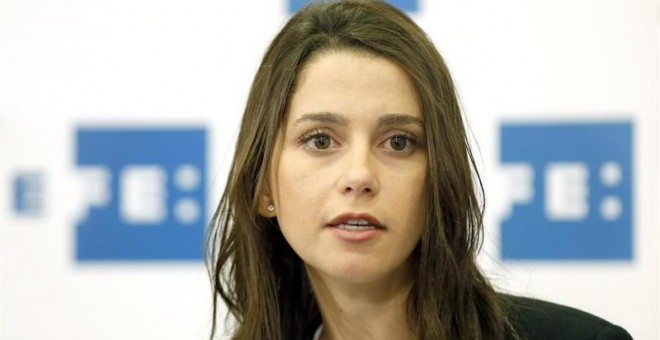 Inés arrimadas durante la rueda de prensa. / ANDREU DALMAU (EFE)