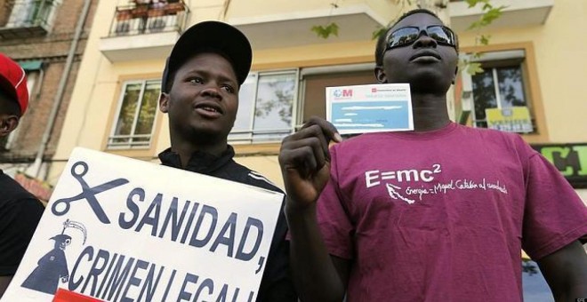 Foto de archivo de una concentración en contra de los recortes de derechos sanitarios a los inmigrantes. / EFE