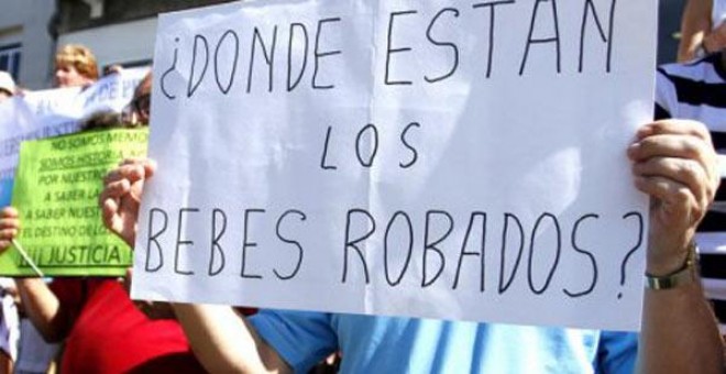 Pancarta durante una concentración de asociaciones de bebés robados