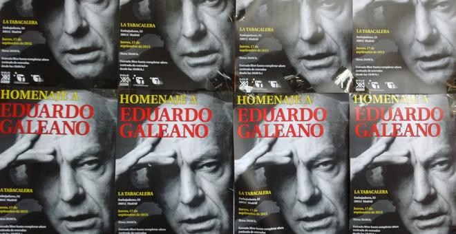 Carteles del homenaje al escritor uruguayo Eduardo Galeano en La Tabacalera de Madrid. / HENRIQUE MARIÑO