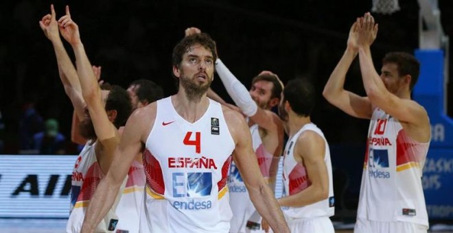 Los jugadores de la selección española celebran en la cancha la victoria contra Francia. /EFE