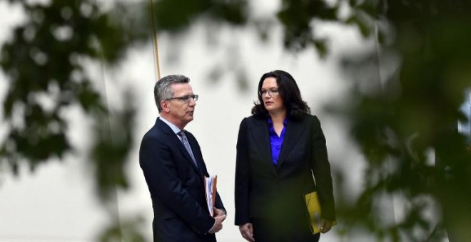 Los ministros alemanes de Interior, Thomas de Maizière, y de Trabajo y Asuntos Sociales, Andrea Nahles. - AFP