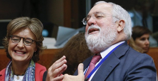 La ministra de Medio Ambiente, Isabel García Tejerina, y el comisario europeo del ramo, Miguel Arias Cañete, durante la reunión. EFE