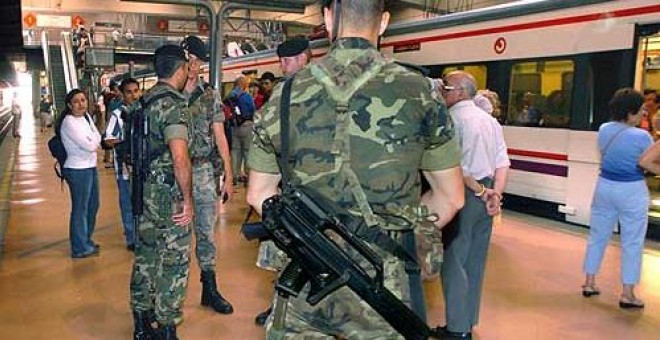 Militares españoles vigilan una estación de tren tras los atentados del 11M, en una imagen de archivo.