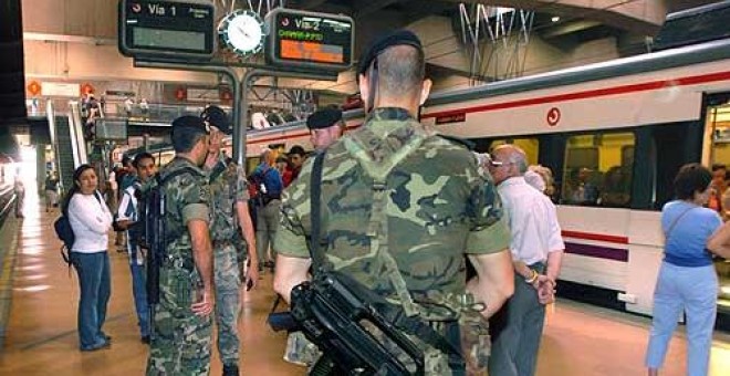 Militares españoles vigilan una estación de tren tras los atentados del 11M, en una imagen de archivo.