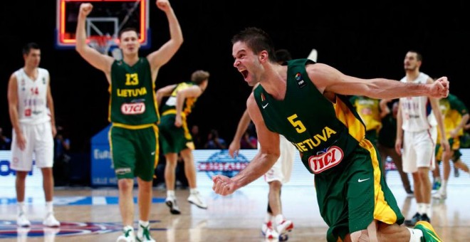 Los jugadores de Lituania celebran la victoria ante Serbia en el Eurobasket. REUTERS/Benoit Tessier