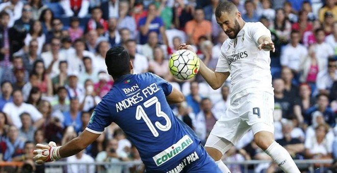 Benzema, en el momento de marcar el único gol del partido. - EFE