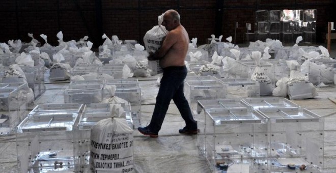 Un trabajador municipal prepara las papeletas para este domingo. - AFP