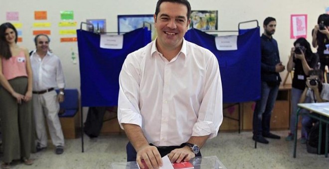 El exprimer ministro griego, Alexis Tsipras, en el momento en el que ha acudido a votar.- EFE