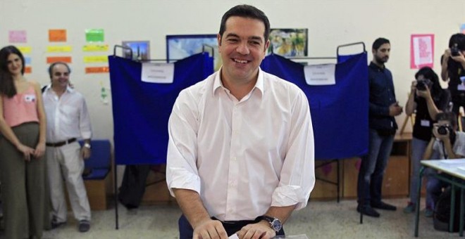 El exprimer ministro griego, Alexis Tsipras, en el momento en el que ha acudido a votar.- EFE