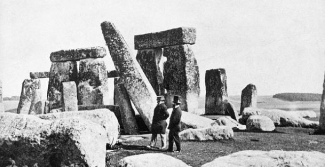 Fotografía del monumento megalítico de  Stonehenge tomada en 1870. /  HISTORIC ENGLAND ARCHIVE