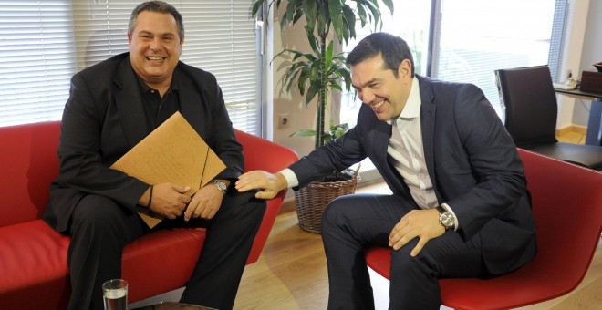 El líder de Syriza Alexis Tsipras, con el líder de su socio de gobierno, Griegos Independientes (ANEL), Panos Kammenos, en su despacho en Atenas tras la victoria en las elecciones de este domingo. REUTERS/Michalis Karagiannis