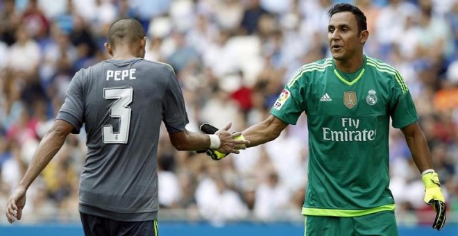 Pepe felicita a Keylor Navas tras una parada en el partido liguero contra el Espanyol. /EFE