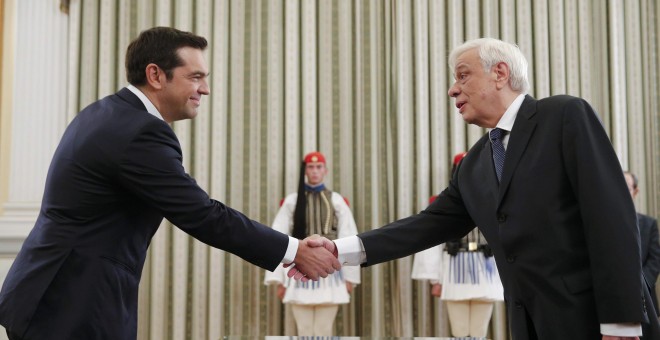 El líder izquierdista Alexis Tsipras se reúne con el presidente griego Prokopis Pavlopoulos en el palacio presidencial de Atenas, para recibir el mandato de formar Gobierno. REUTERS