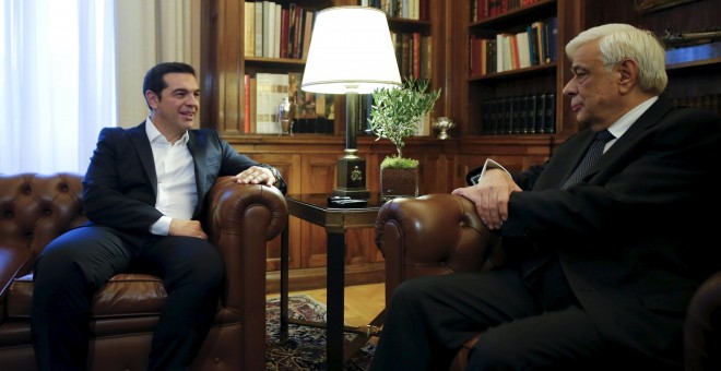 El líder izquierdista Alexis Tsipras (izda) se reúne con el presidente griego Prokopis Pavlopoulos (dcha) en el palacio presidencial de Atenas, para recibir el mandato de formar Gobierno. REUTERS