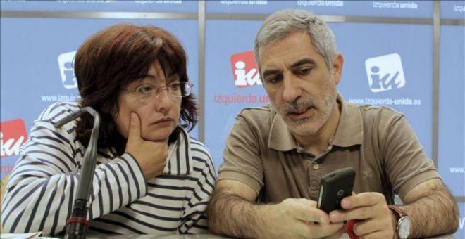 Los portavoces de Izquierda Abierta, el partido integrado en IU, Montserrat Muñoz y Gaspar Llamazares.- EFE