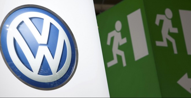 El logo de Volkswagen cerca de un cartel que indica una salida de emergencia en el salon  del automóvil de Ginebra. REUTERS/Valentin Flauraud