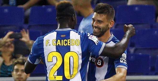Víctor Álvarez celebra con Caicedo su gol al Valencia. EFE/Quique García