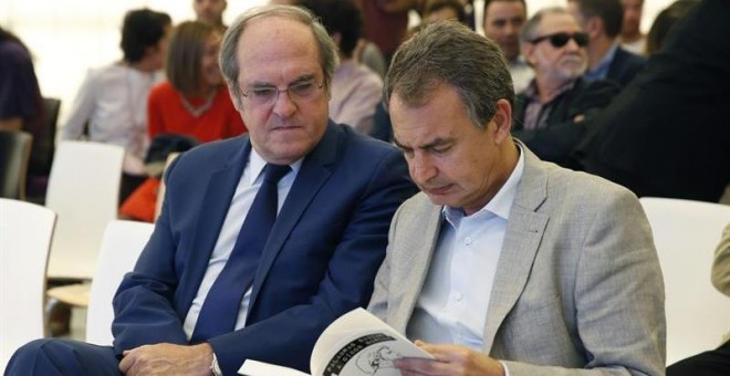 Zapatero en una de sus últimas apariciones públicas, la semana pasada en la presentación de un libro junto a Ángel Gabilondo en Madrid. /EFE