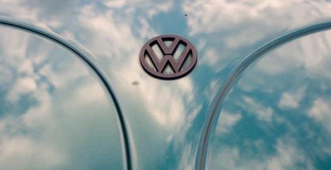 Fotografía del logo de Volkswagen en un VW Beetle. / JULIAN STRATENSCHULTE (EFE)
