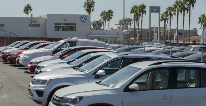 Vehículos nuevos y de segunda mano en un concesionario de  Volkswagen en la localidad californiana de San Diego (EEUU). REUTERS/Mike Blake