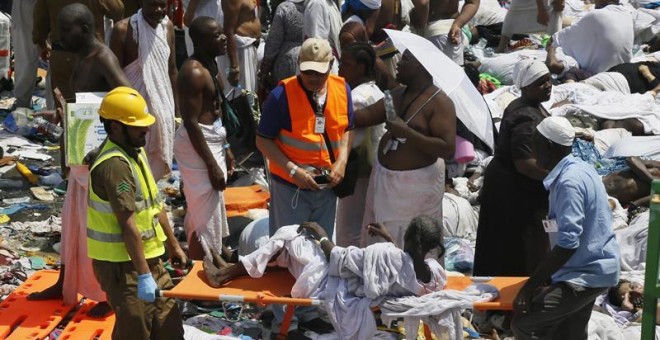 Peregrinos reciben atención médica tras una avalancha de gente en La Meca en Arabia Saudí. EFE/Ahmed Yosri