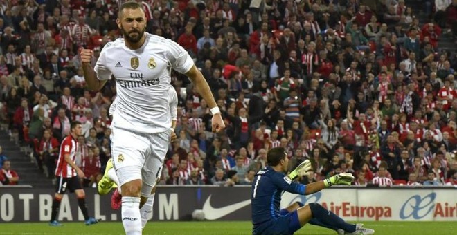 Karim Benzema celebra uno de sus dos goles en el nuevo San Mamés. /EFE