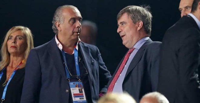 El presidente de la FEB José Luis Sáez (i) y el presidente del Consejo Superior de Deportes Miguel Cardenal, antes del comienzo de la semifinal del Eurobasket entre España y Francia. /EFE