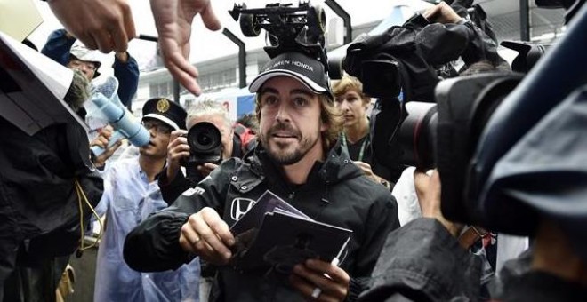 El piloto español de Fórmula Uno Fernando Alonso reparte autógrafos a sus fans en el circuito de Suzuka. /EFE