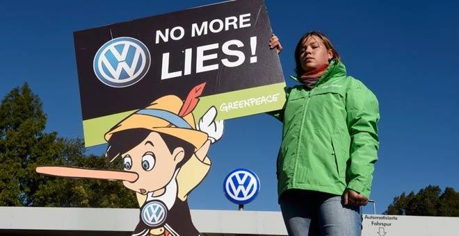 Protesta de activista de Greenpeace en la sede de Volkswagen en Ausgburgo (Alemania). / REUTERS