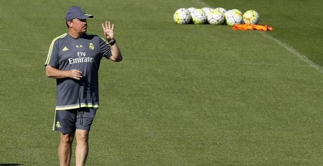 Rafa Benítez dirige el entrenamiento del Real Madrid en Valdebebas. /EFE