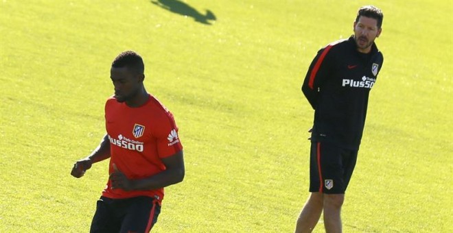 El entrenador del Atlético de Madrid, el argentino Diego Simeone (d), y el delantero colombiano Jackson Martínez. /EFE