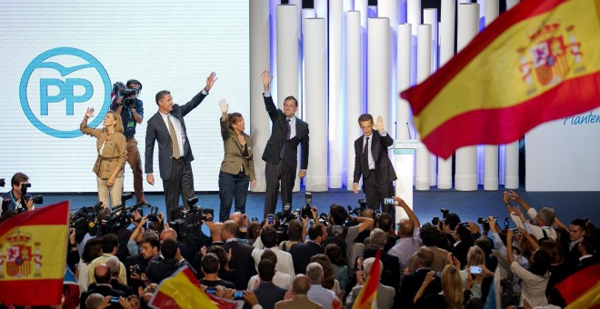 El presidente del Gobierno, Mariano Rajoy, el expresidente francés Nicolas Sarkozy, la presidenta del PPC, Alicia Sánchez-Camacho, el candidato del PPC a la presidencia de la Generalitat, Xavier García Albiol, y la secretaria general del PP, María Dolores