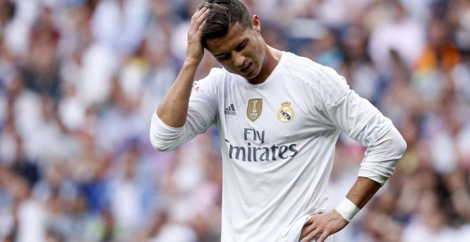 Cristiano Ronaldo se lamenta durante el partido ante el Málaga. REUTERS/Juan Medina