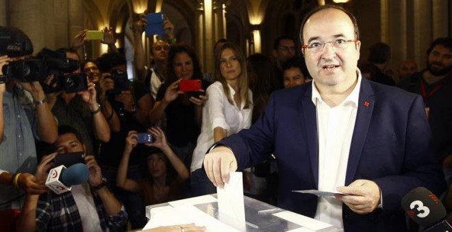El candidato del PSC a la Generalitat de Cataluña, Miquel Iceta, deposita su voto para las elecciones catalanas del 27S en un colegio electoral de Barcelona. EFE/Quique García