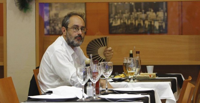 El candidato de la CUP, Antonio Baños, en un bar antes de cerrar los colegios electorales y conocer los resultados de las elecciones catalanas del 27-S. EFE/Quique García