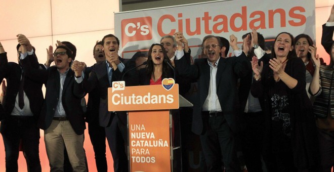 La candidata a la presidencia de la Generalitat por Ciutadans, Inés Arrimadas y el líder del partido, Albert Rivera durante la rueda de prensa ofrecida hoy para valorar los resultados de la formación en las elecciones catalanas. EFE/Marta Pérez